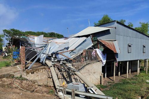 Mưa giông gây thiệt hại 58 căn nhà ở huyện Phú Tân
