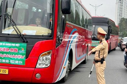 Xe ô tô được hướng dẫn ra, vào 7 bãi xe quanh khu Ba Đình