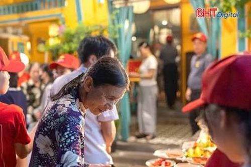 Nhà hàng '5 sao' mở tiệc buffet mời thợ hồ, bán vé số ăn thỏa thích