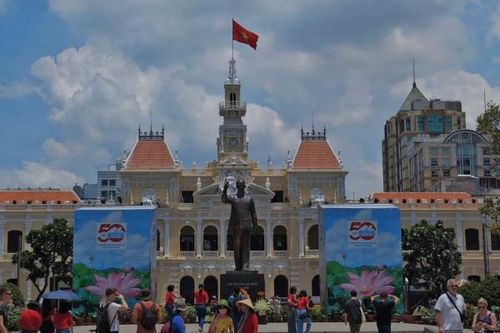 Du khách háo hức check-in Dinh Độc Lập, Bến Bạch Đằng dịp lễ 30/4