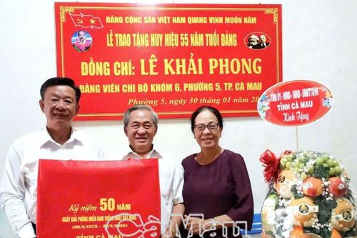 Thăm, tặng quà các cán bộ cao niên