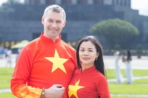 'Hoa khôi Tài năng Việt Nam 2024' Lê Thị Tân cùng chồng ngoại quốc tự hào mặc áo dài cờ đỏ sao vàng