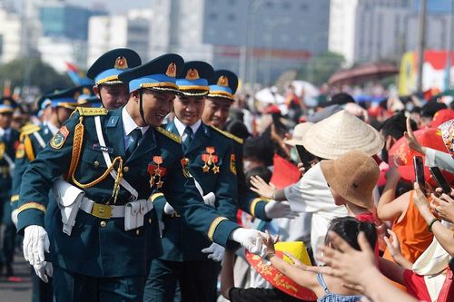 Đường phố rợp cờ hoa, lòng dân rộn ràng đón bước chân người lính