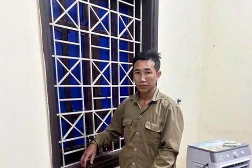 Nam phụ huynh có hành động không đúng mực với cô giáo trước mặt học sinh