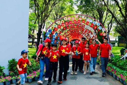Khu du lịch Bửu Long làm chiếc bánh chuối 50kg chiêu đãi du khách