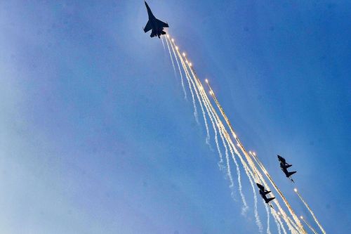 Khoảnh khắc tiêm kích Su-30MK2 thả bẫy nhiệt rực rỡ trên bầu trời TPHCM sáng 30/4