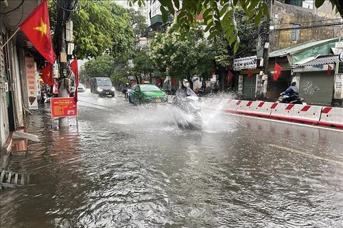 Ngập úng cục bộ nhiều điểm trên các tuyến phố Hà Nội mưa lớn kéo dài