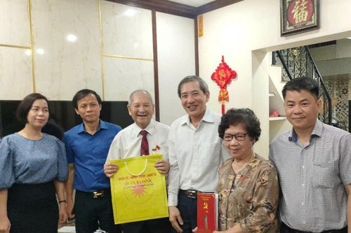 Quận Ba Đình thăm, tặng quà 4.650 người có công