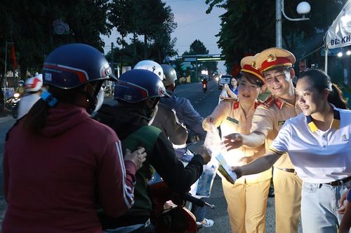 'Trạm dừng chân nghĩa tình' hỗ trợ hàng chục ngàn lượt người dân về quê nghỉ lễ