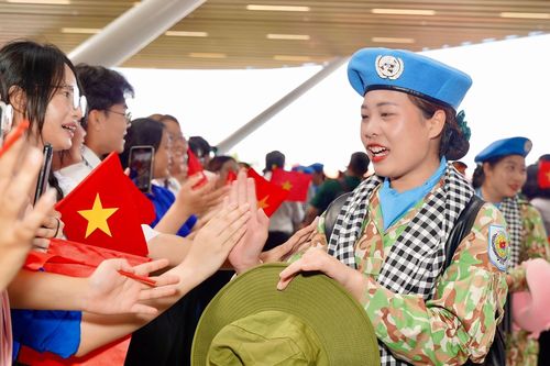 Người dân TP.HCM lưu luyến tiễn các nữ chiến sĩ sau lễ diễu binh 30/4