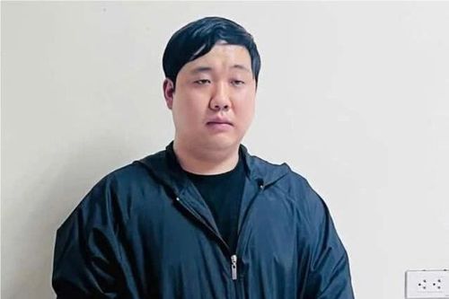 Trục xuất 'chuyên gia cờ bạc' mang lệnh truy nã quốc tế