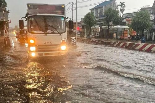 Mưa lớn ở Bình Dương, nhiều đường hóa sông