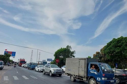 Ùn tắc trên Quốc lộ 1A qua cầu Gianh hơn 500m