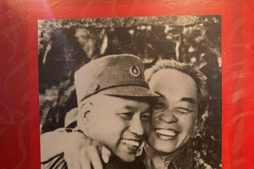 Kỷ vật 'kể chuyện' đất nước trọn niềm vui