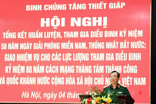 Binh chủng Tăng thiết giáp tổng kết huấn luyện, tham gia diễu binh kỷ niệm 50 năm Ngày giải phóng miền Nam, thống nhất đất nước