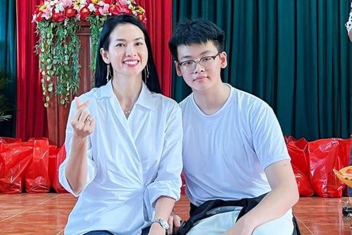 Siêu mẫu Anh Thư hiếm hoi khoe con trai 18 tuổi, diện mạo gây chú ý