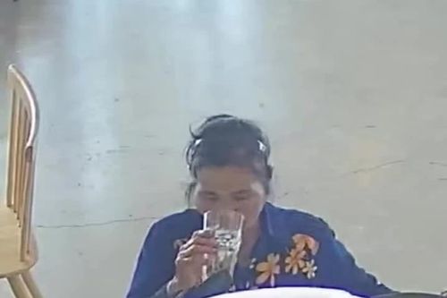 Người phụ nữ xin nước uống rồi tiện tay trộm cái bàn của quán cà phê