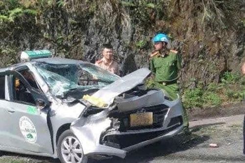 Va chạm vào đuôi xe tải, tài xế taxi tử vong