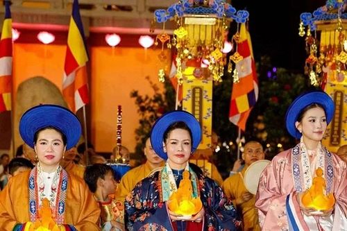 Nghệ sĩ TP. Hồ Chí Minh diện cổ phục mừng Đại lễ Vesak