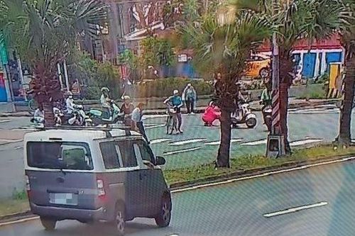 Tiền mặt rơi rải rác trên đường, người dân lao ra nhặt và cái kết bất ngờ
