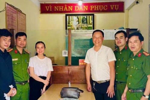 Công an phường trao trả gần 500 triệu thất lạc cho người dân