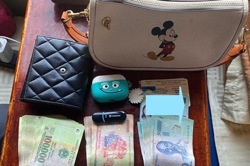 Khách đi tàu đãng trí bỏ quên túi xách nhiều tiền mặt