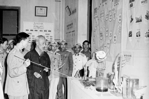 Trưng bày nhiều bảo vật quốc gia tại triển lãm 'Hồ Chí Minh đẹp nhất tên Người'