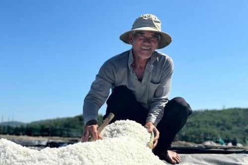Nhọc nhằn mưu sinh trên cánh đồng muối Sa Huỳnh