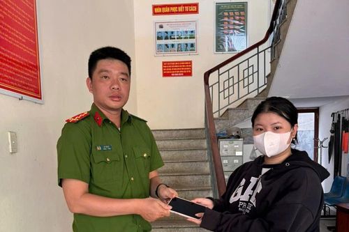 Công dân cảm ơn tinh thần vì nhân dân phục vụ của lực lượng Công an khi nhận lại tài sản đánh rơi