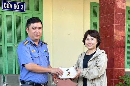 Khách đãng trí quên hết giấy tờ, ví tiền trên tàu