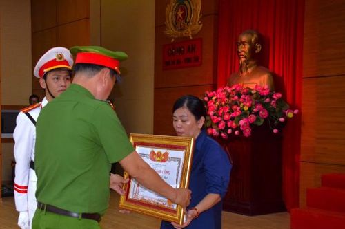 Trao bằng Tổ quốc ghi công cho thân nhân Liệt sĩ, Thượng sĩ Nguyễn Ngọc Minh Nhật