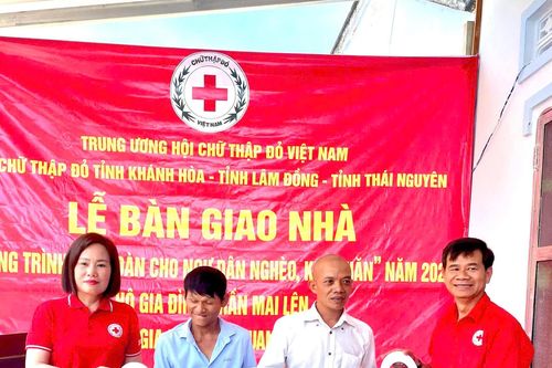 Hội Chữ thập đỏ tỉnh Khánh Hòa phối hợp bàn giao 2 căn nhà cho ngư dân nghèo ở Cam Lâm