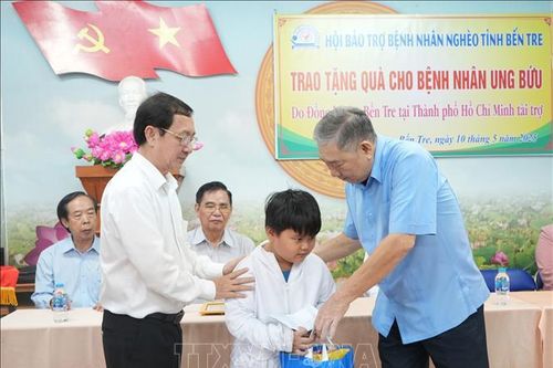 Trao học bổng cho học sinh nghèo hiếu học, thắp sáng ước mơ cho trẻ em gái