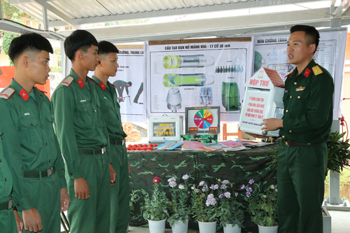 Chính trị viên giàu sáng kiến