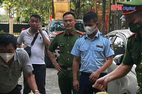 Phát hiện 1,5 tấn xúc xích không rõ nguồn gốc