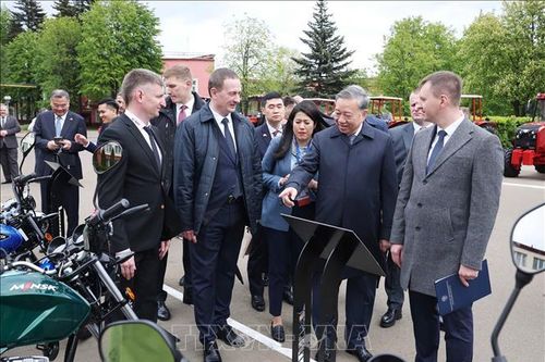 Tổng Bí thư Tô Lâm thăm nhà máy sản xuất máy kéo của Belarus