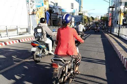 Xe không biển số 'vô tư' trên phố