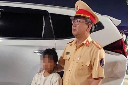 Công an Hà Nam giúp hai cháu bé lạc mẹ về với gia đình