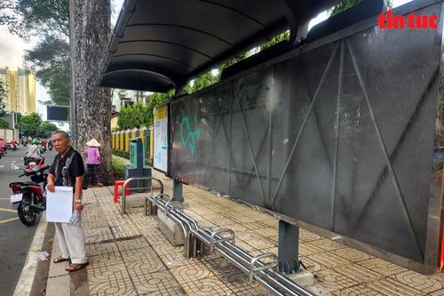 TP Hồ Chí Minh: Nhiều nhà chờ xe buýt xuống cấp, bảng thông tin hư hỏng nặng