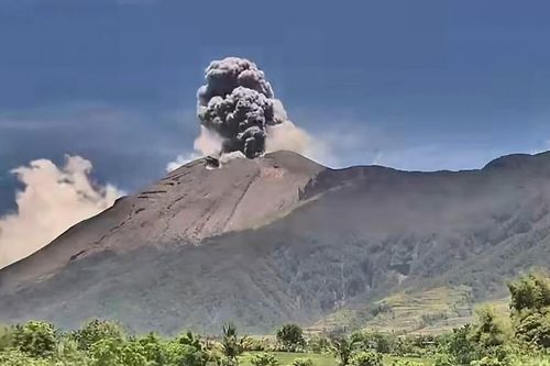 Video núi lửa Philippines phun trào, nhả cột khói cao 4,5 km