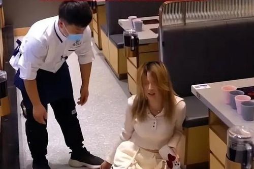Cô gái khóc ngất giữa nhà hàng vì bị bạn trai bỏ, lý do phía sau gây tranh cãi