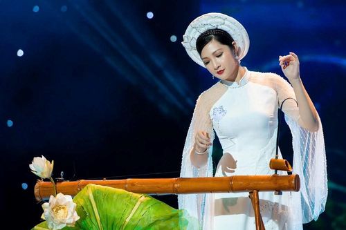 'Tiếng đàn bầu mộc mạc gửi trọn tình cảm với Bác Hồ'
