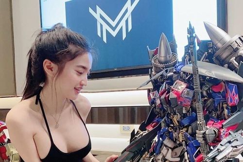 Nữ streamer Thái Lan gây sốt với bộ mô hình robot tiền tỷ