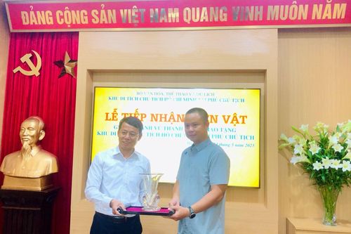 Trao tặng hiện vật ý nghĩa cho Khu Di tích Chủ tịch Hồ Chí Minh tại Phủ Chủ tịch