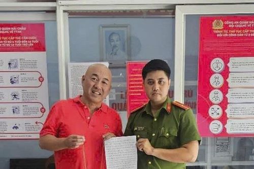 Trao trả tài sản cho hai du khách nước ngoài đánh rơi và bỏ quên