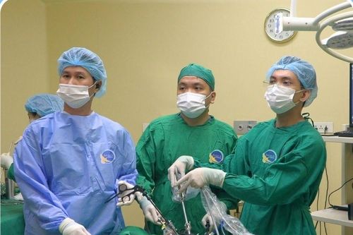 Thoát vị thành bụng hiếm gặp, người đàn ông không dám đi lại