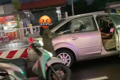 Mâu thuẫn vợ chồng, vợ dùng gậy đập vỡ kính chắn gió xe ô tô