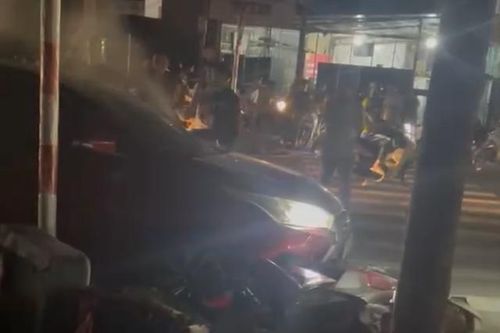 Hà Nội: Truy tìm chủ nhân xe ô tô bị cháy sau va chạm giao thông