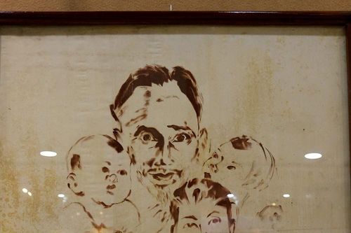 Người miền Tây vẽ chân dung Bác Hồ từ chất liệu dân dã