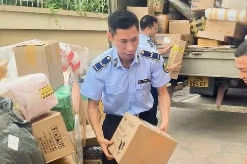 Quảng Ninh: Phát hiện xe giao hàng nhanh chở sữa, thực phẩm nhập lậu